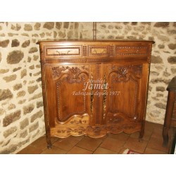 Meuble d'appui sculpté en noyer